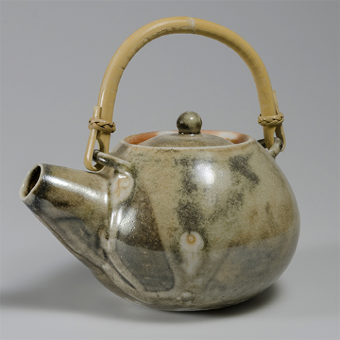Ceramic tea pot with handle